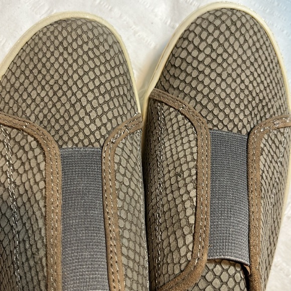 New Sofft Beekon Slip-on Mule Shoes Sneakers Snake Pattern Airport Friendly 7.5M - Picture 12 of 16